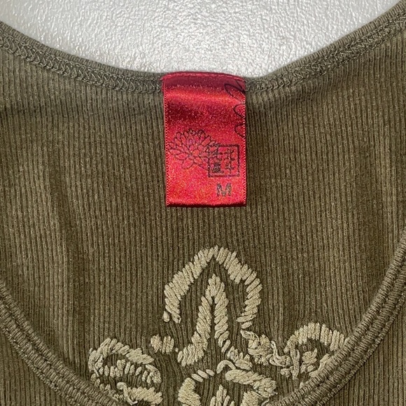 💙6/$20 Woman’s Tank Top Size Medium - Picture 3 of 6